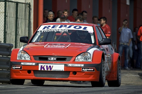 Begge James Thompson's omgange foregik gennem pitlane.